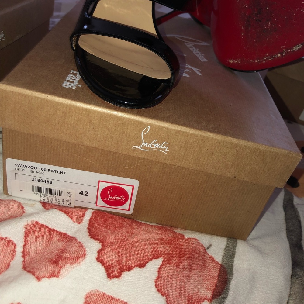 Size 42 Christian Louboutin like new - Picture 2 of 3